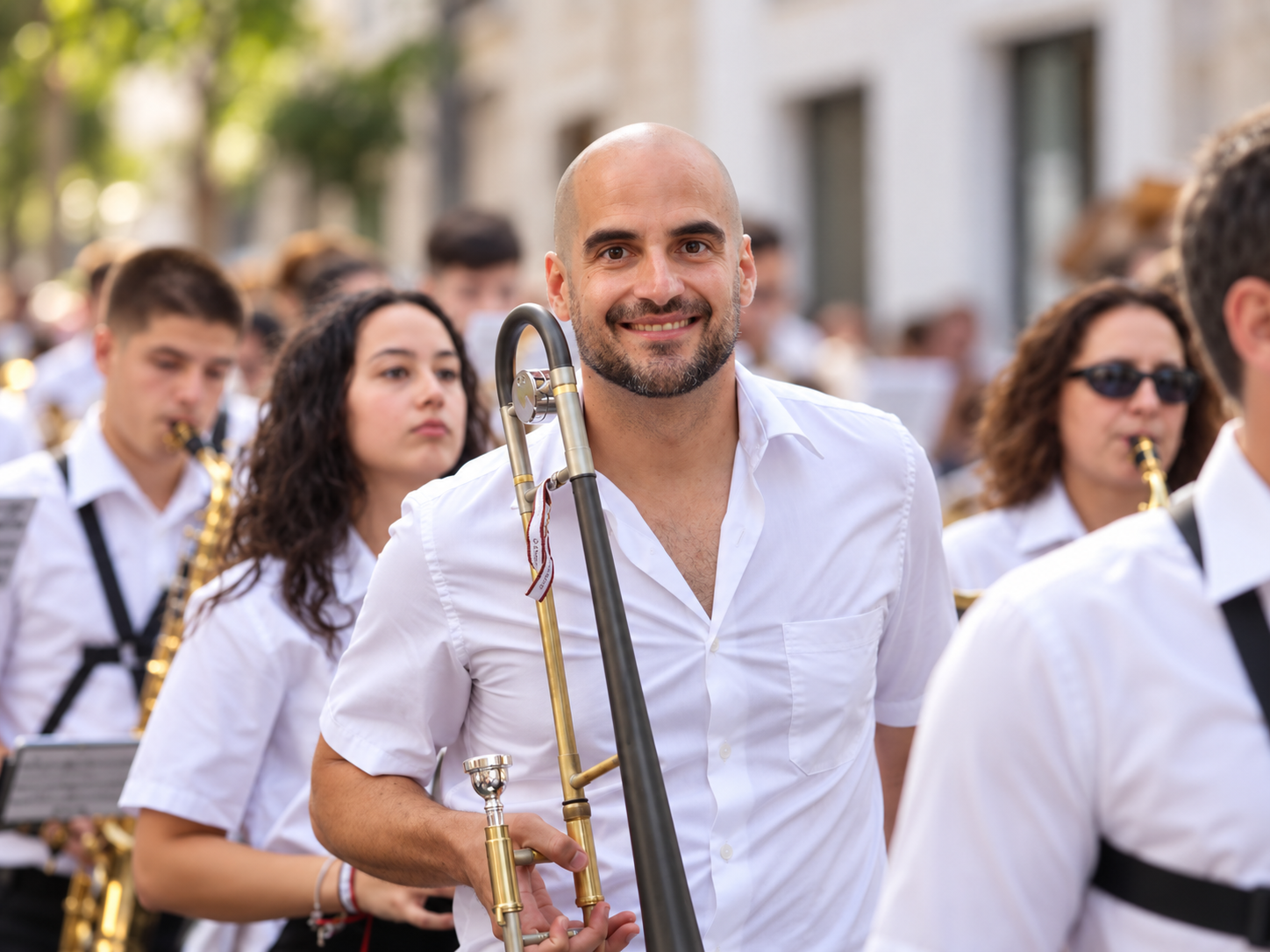 Foto de @franciscorosag con la @bandamunicipalcarboneras durante las fiestas de San Antonio, en junio de 2025.