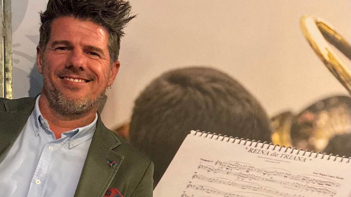 José Miguel López Rueda, junto a la partitura de «Reina de Triana». Foto: cedida por el autor.