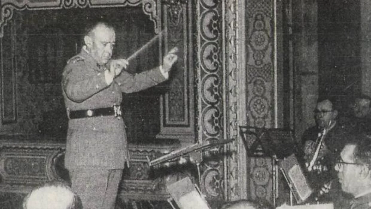 Pedro Gámez Laserna, dirigiendo a Soria 9. (Archivo)